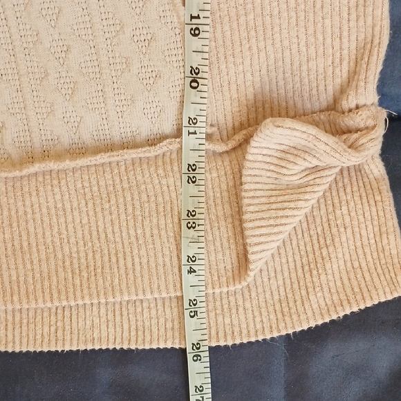 Women's Textured V-Neck Cream Sweater With Opened Back - Small - Picture 4 of 6